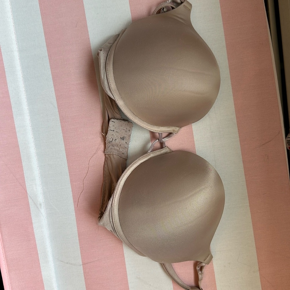 Victoria’s Secret bombshell push up bra. Size:34d. Plunge